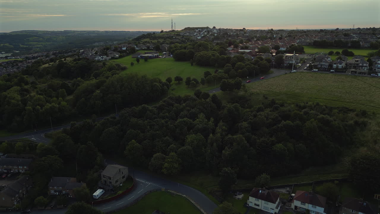 브래드포드 교외의 게이스비에서 드론이 촬영된 것을 확인합니다.