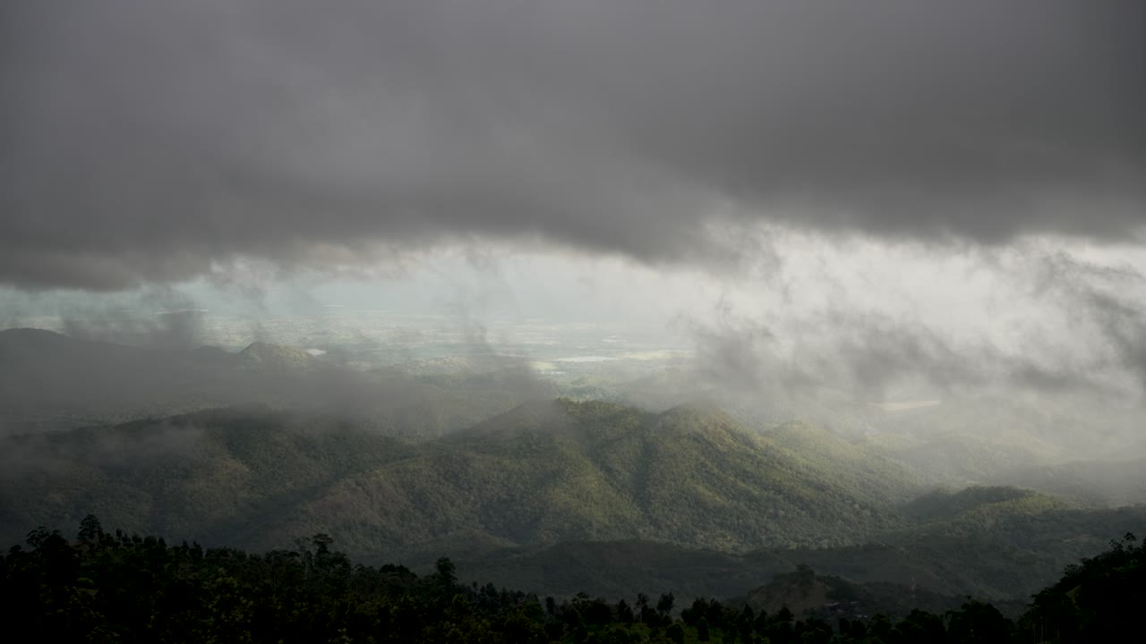 울창한 계곡과 울불한 숲을 내려다보며 극적인 구름과 안개로 둘러싸여 있습니다.