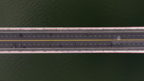 puente de carretera con tráfico sobre agua oscura