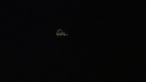 Moon-and-clouds-over-the-skies-of-Mexico