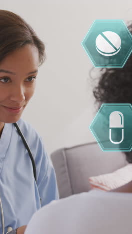 animación de iconos médicos sobre una doctora con una mujer mayor hablando