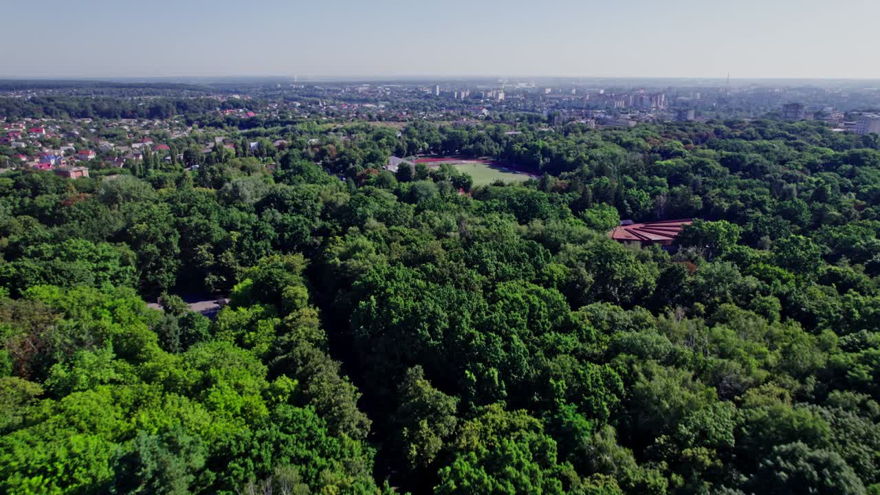 vista aérea de la ciudad con un pequeño estadio de fútbol