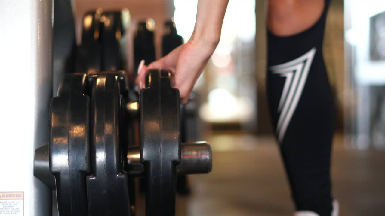 체육관 에서 무게 를 들어 올리는 여자