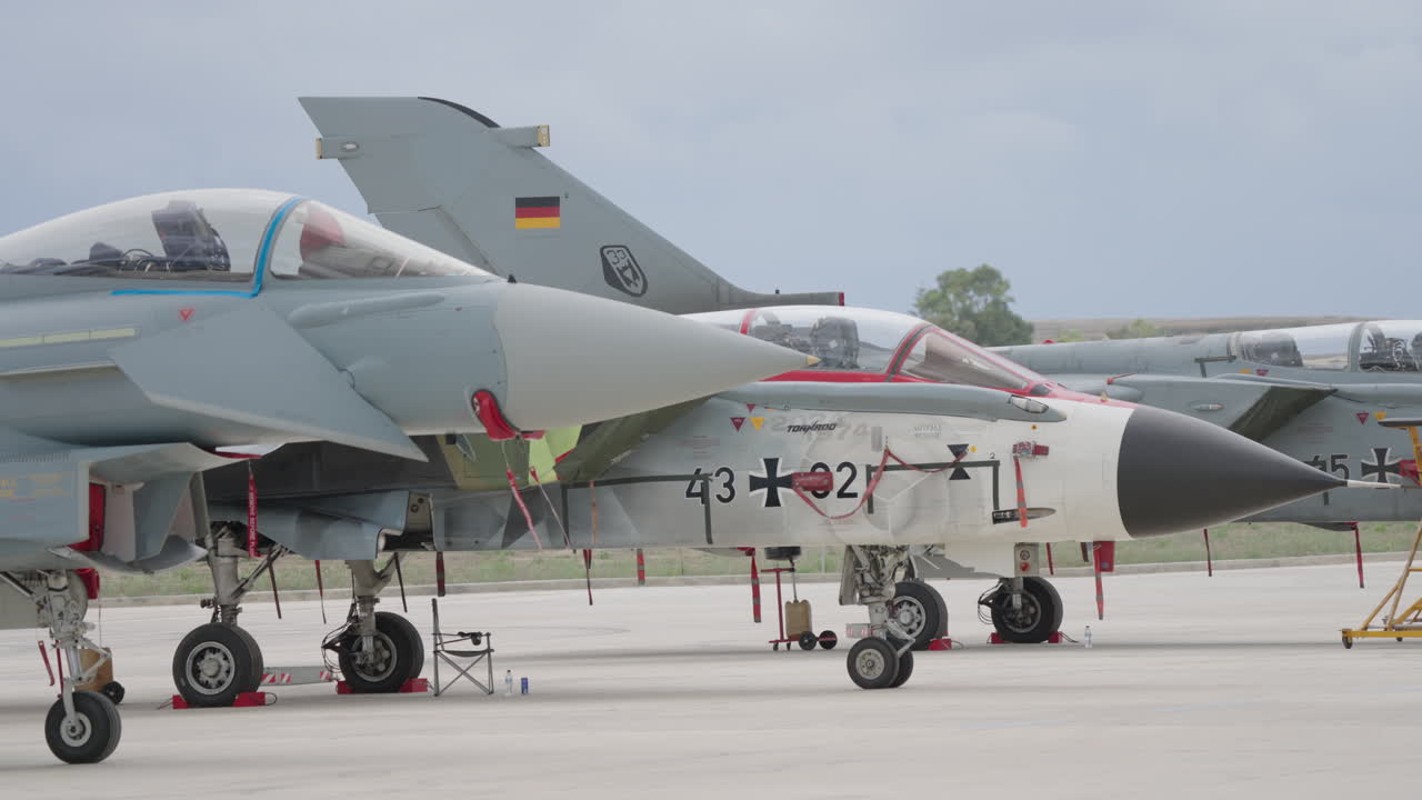 Tyske militære kampfly parkert på en flyplass