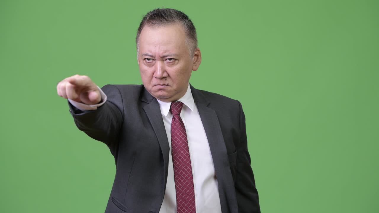 성숙한 분노 일본 사업가 손가락을 가리키고
