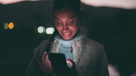 Noche,-Teléfono-Celular-Y-Redes-Sociales-De-Mujer.