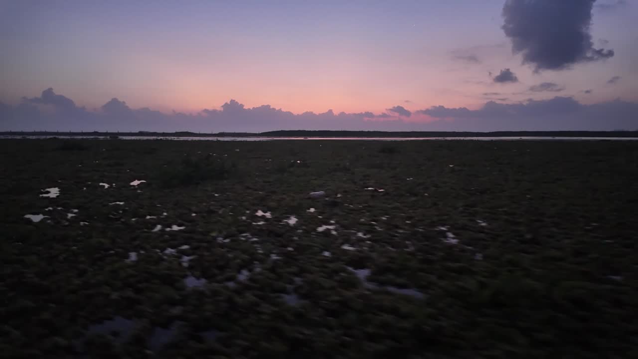 el lago de sal más grande de tailandia, el lago songkhla, después del anochecer.