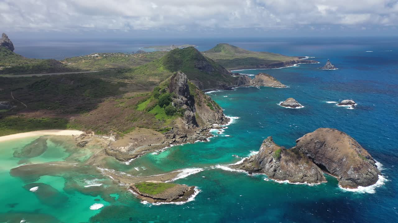 브라질 페르난도 데 노론하 (fernando de noronha) 의 프라이아 도 수에스테 (praia do sueste) 의 드론 뷰