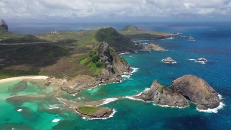 Drone-view-of-Praia-do-Sueste-in-Fernando-de-Noronha,-Brazil