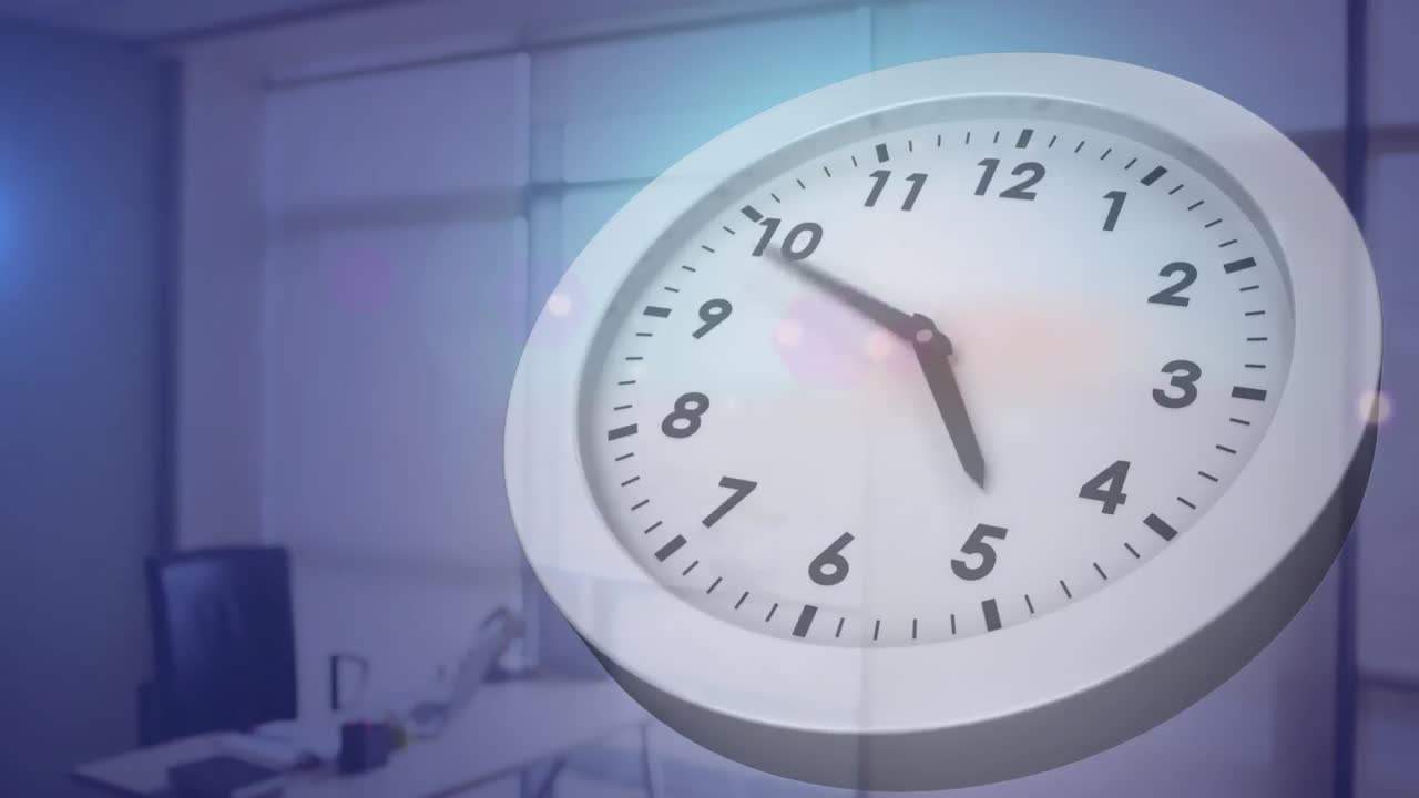 animación de un reloj moviéndose rápido sobre una oficina vacía sobre un fondo púrpura