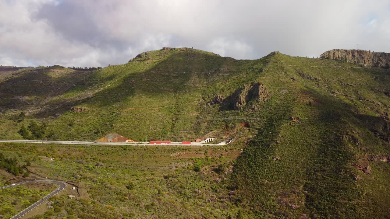 túnel de autopista a través de la montaña en la isla de tenerife, vista aérea de avión no tripulado