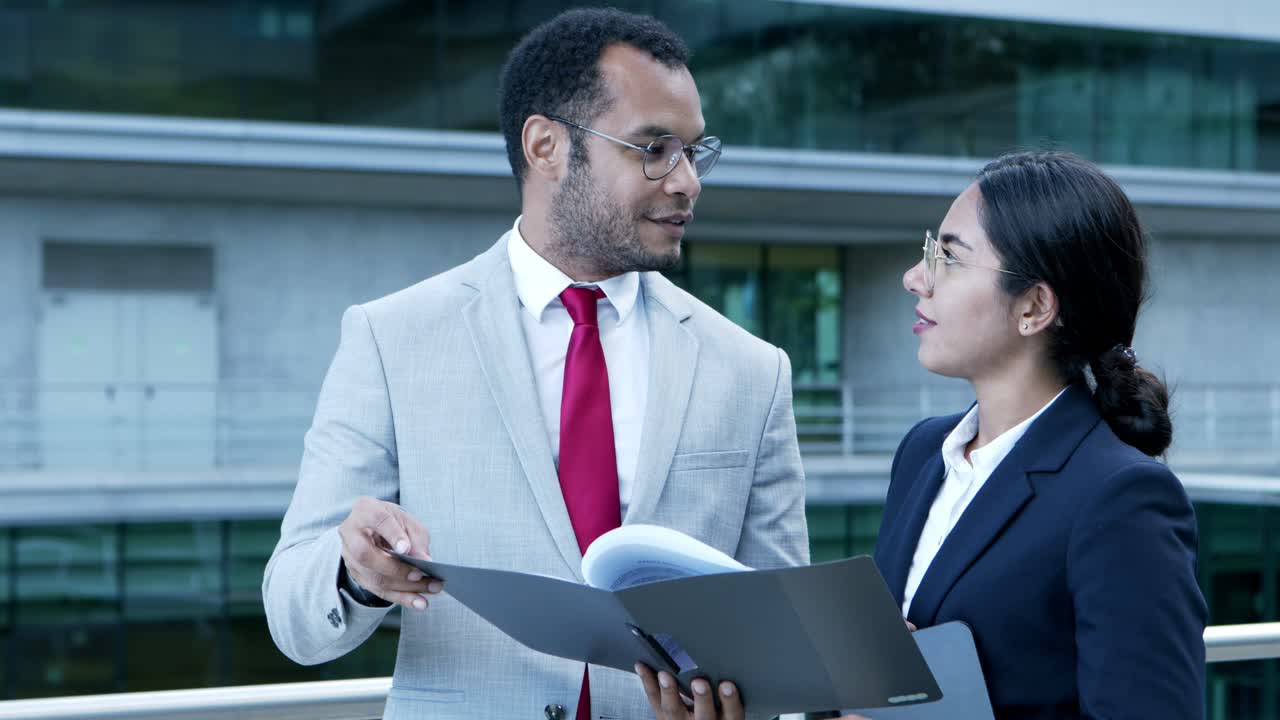 personas de negocios sonrientes discutiendo papeles