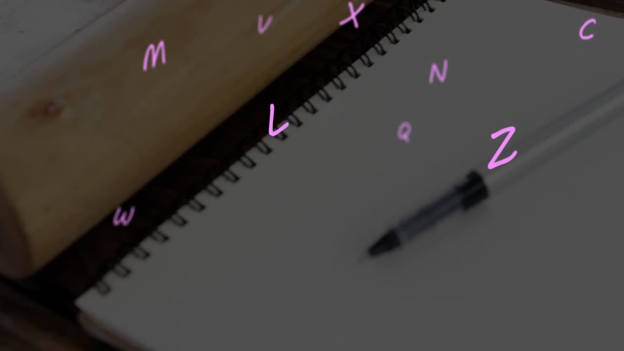 animación de cartas sobre cuaderno y bolígrafo