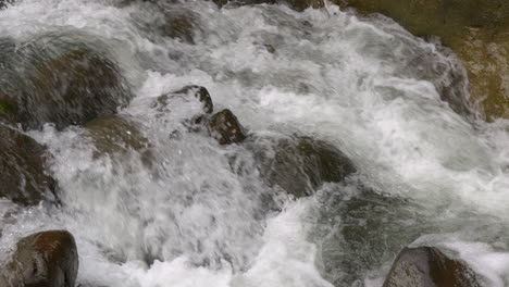 Aguas-Corriendo-Sobre-Rocas-En-Cajones-De-Chame,-Panamá,-Escena-De-Naturaleza-Vibrante