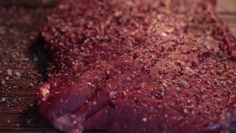 pimienta mezclada y especias en el filete de carne cruda