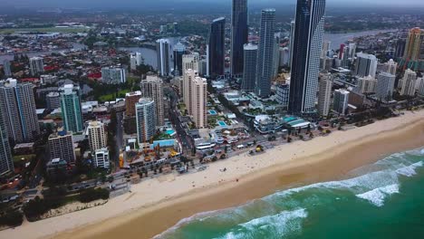 Luftaufnahme-Einer-Modernen-Wolkenkratzerstadt-Am-Strand-An-Einem-Bewölkten-Tag