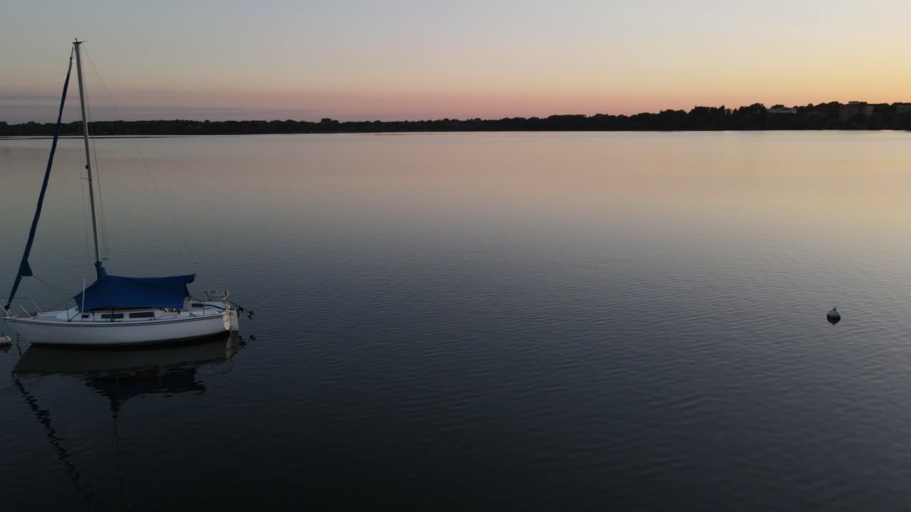 vista aerea delle barche nel lago bde maka ska, minneapolis subito dopo il tramonto