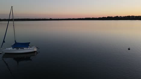 Luftaufnahme-Von-Booten-Im-Lake-Bde-Maka-Ska,-Minneapolis-Direkt-Nach-Sonnenuntergang