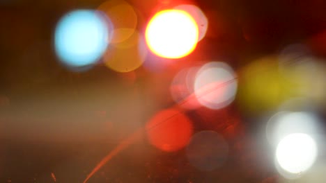 un disparo borroso de indicadores de camión, semáforos y faros tomados desde el interior de un camión