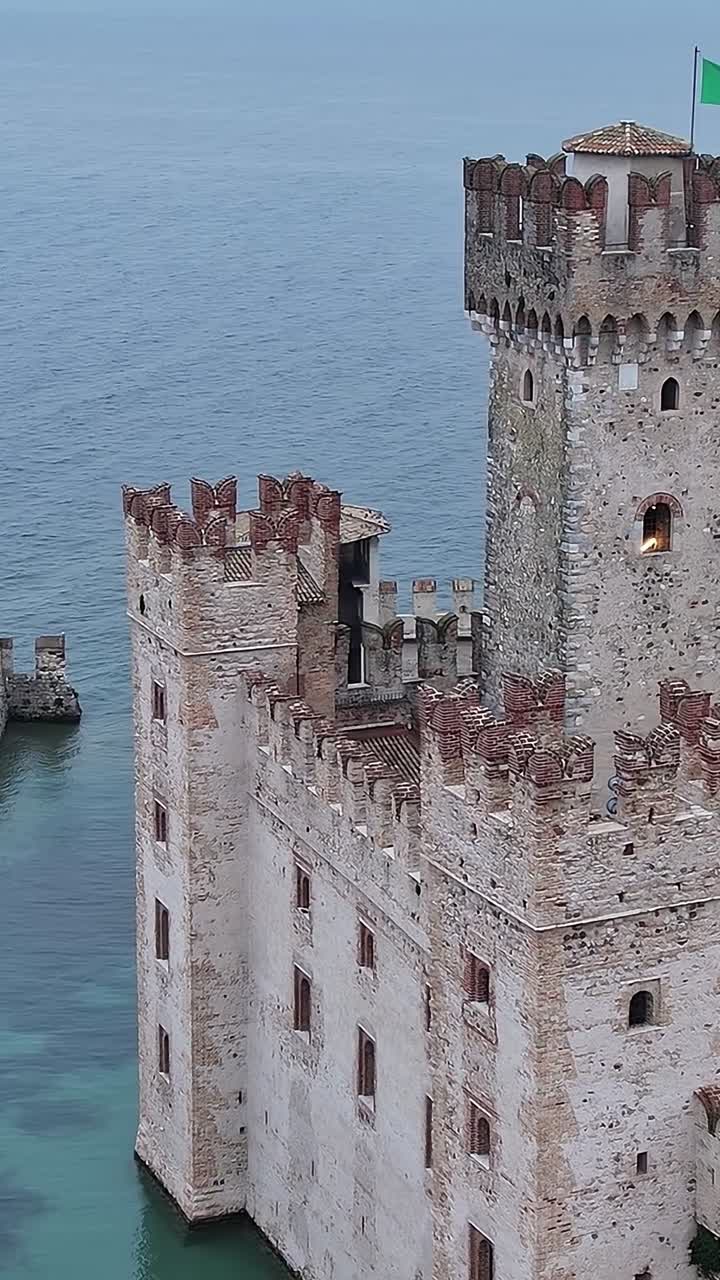 Esplora lo storico castello sull'acqua nelle Alpi italiane