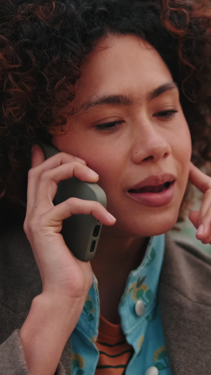mujer joven hablando por teléfono al aire libre