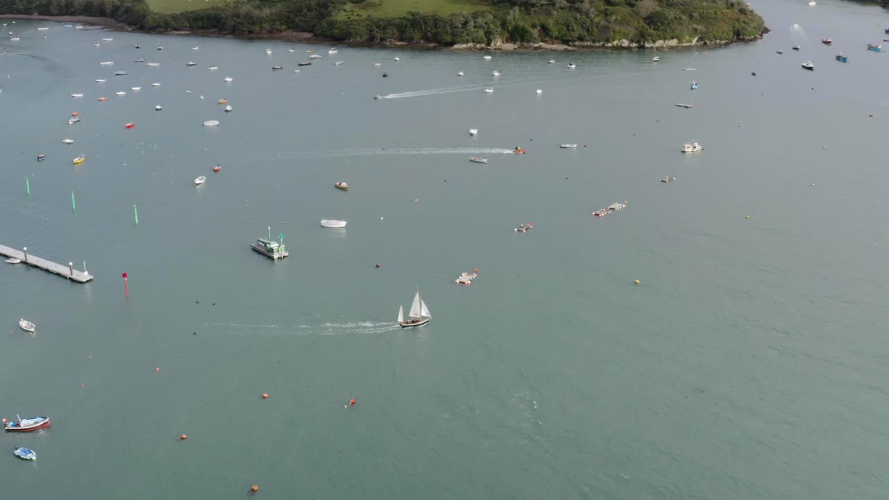 vista aérea del estuario de kingsbridge famoso por navegar, salcombe, devon, inglaterra - disparo de drones
