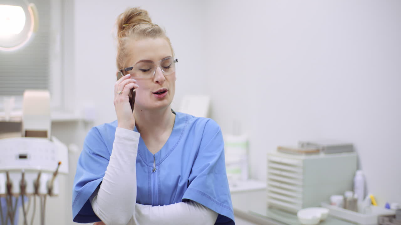 Kvinnelig lege snakker i mobiltelefon på helseklinikk 1