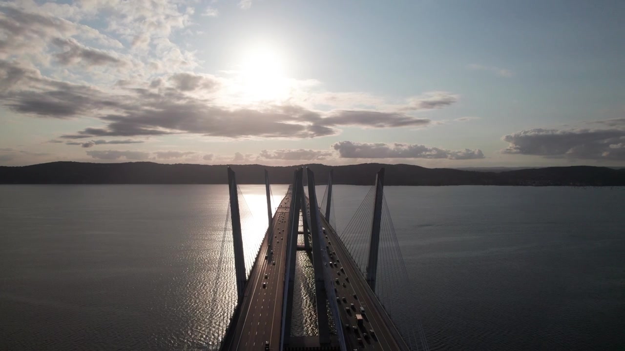 Spettacolare vista aerea di un imponente ponte sospeso (Tappan Zee) sul fiume Hudson, 4K.