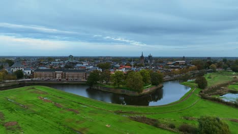 Die-Drohne-Fliegt-Vorwärts-Und-Hinauf-In-Richtung-Stadtzentrum-Von-Den-Bosch,-Niederlande,-Luftaufnahmen-4K