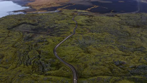 Antena-De-Duro-Paisaje-Volcánico-Que-Muestra-El-Antiguo-Flujo-De-Lava---Bjarnarhöfn,-Islandia