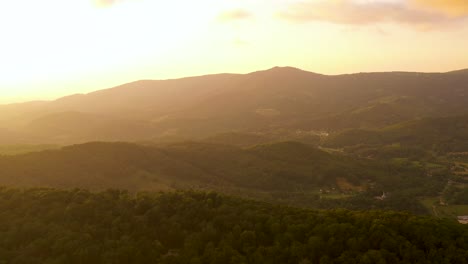 Puesta-De-Sol-Tranquila-Y-Vibrante-Sobre-La-Montaña-De-Azúcar-En-Carolina-Del-Norte---Establecedor-Aéreo