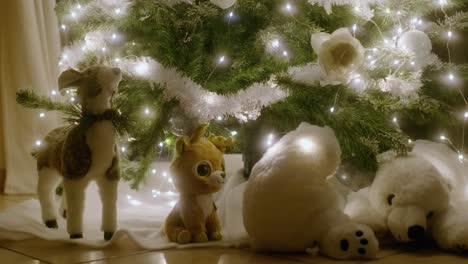 Juguetes-De-Peluche-A-Los-Pies-De-Un-Hermoso-árbol-De-Navidad