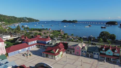 Vista-Aérea-De-Coloridas-Casas-Coloniales-En-Santa-Bárbara-En-La-Península-De-Samaná,-República-Dominicana