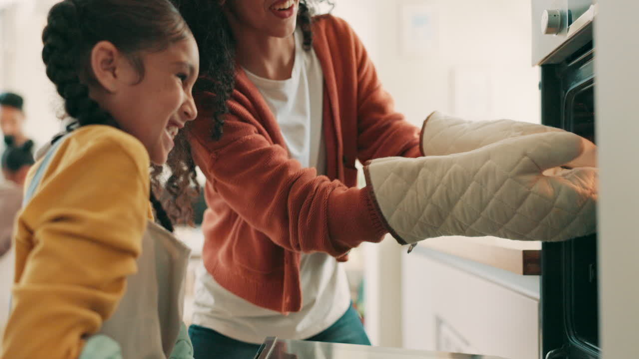 madre e hijo sacando galletas del horno