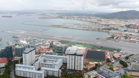 pista de aterrizaje del aeropuerto de gibraltar vista desde la roca, panorámica del paisaje - día