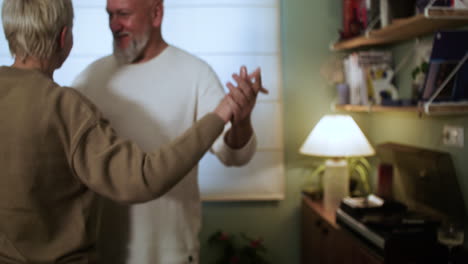 pareja bailando en casa