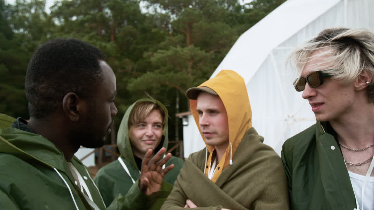 행복한 친구들이 야외에서 얘기하는 것