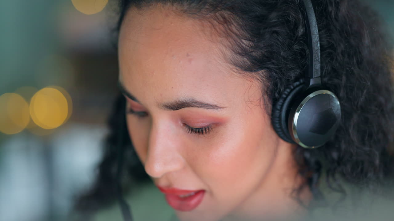 red, centro de llamadas y noche con la mujer