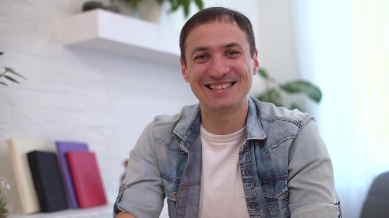 Uomo d'affari in videochiamata, guarda la telecamera e parla, discutendo la strategia con i partner online; coach e mentore d'affari millennial che registra un webinar; responsabile HR che conduce un colloquio di lavoro a distanza