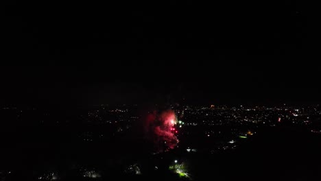 Toma-Aérea-De-Un-Espectáculo-De-Fuegos-Artificiales-Organizado-Para-La-Noche-De-Guy-Fawkes-En-El-Reino-Unido.