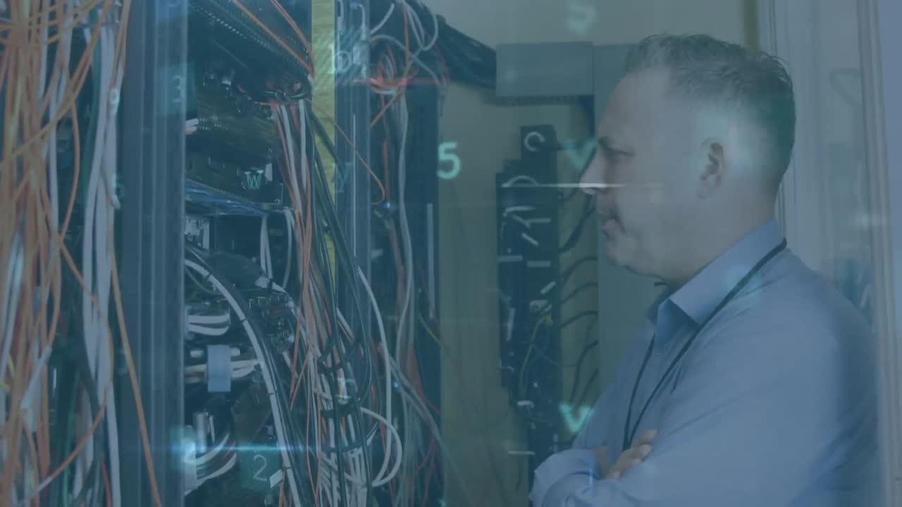hombre trabajando en una sala de servidores mientras los mensajes de peligro se mueven en primer plano