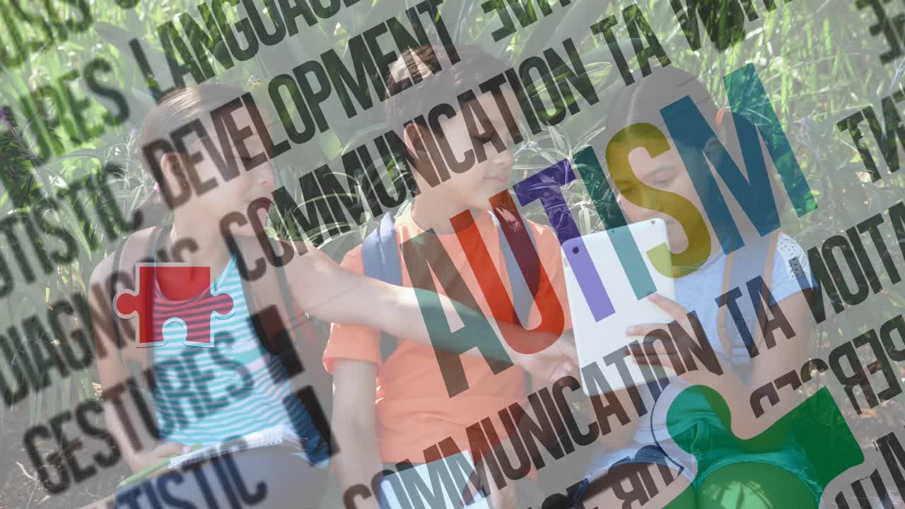 animación de piezas de rompecabezas coloridas y texto de autismo sobre niños amigos que usan dispositivos electrónicos
