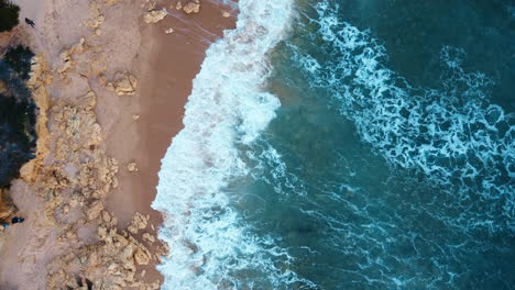 Drone-Paisaje-Aéreo-Vista-Panorámica-Playa-De-Arena-Rocosa-Con-Olas-Costeras-De-Agua-Clara-Naturaleza-Costa-Praia-Océano-Atlántico-Portugal-Europa-4k