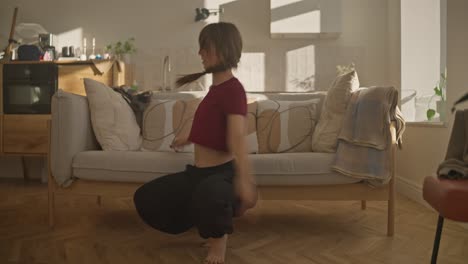 mujer bailando en casa en el sofá