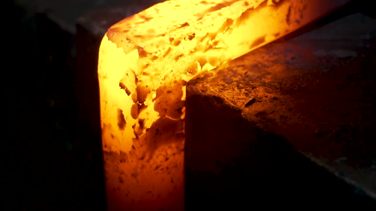 120fps 슬로우 모션으로 대장장이 금속 단조
