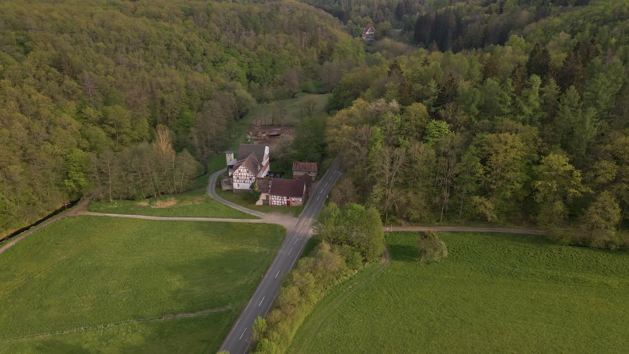 Ympyrämäinen dronelento valtavien niittyjen ja suuren maatilan yllä Wetzlarin kaupungin alueella Saksassa, Hessenin osavaltiossa.