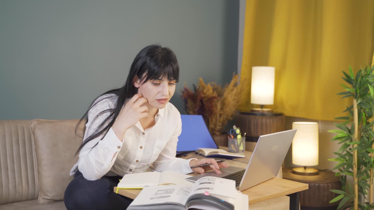 남성 학생이 밤에 숙제를 끝내려고 합니다.