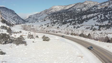 Mountain-highway-with-cars-and-snow