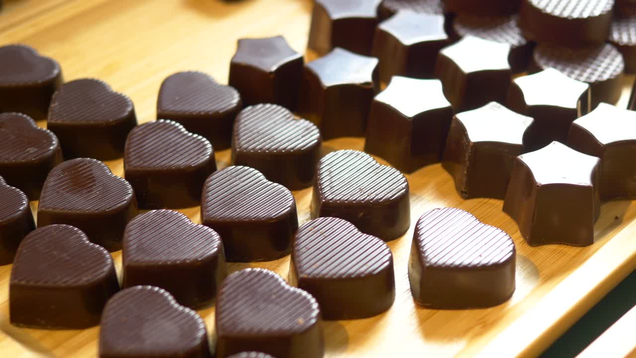 variedad de caramelos de chocolate en forma de corazón y estrella