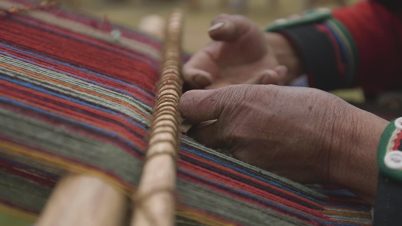 macro de tejido tradicional peruano
